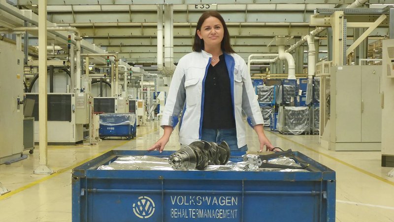 Long-term storage of crankshafts at VW Ms Mirela Nowak with long-term storage packaging at VW